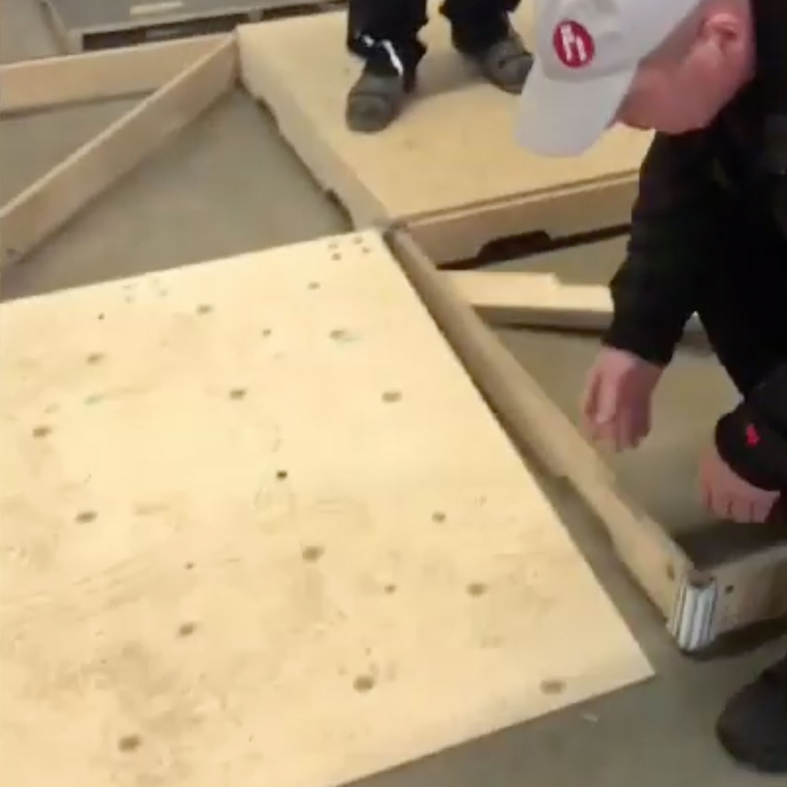 SpeedFloor Pro: Schnell verlegbarer und höhenverstellbarer Messeboden