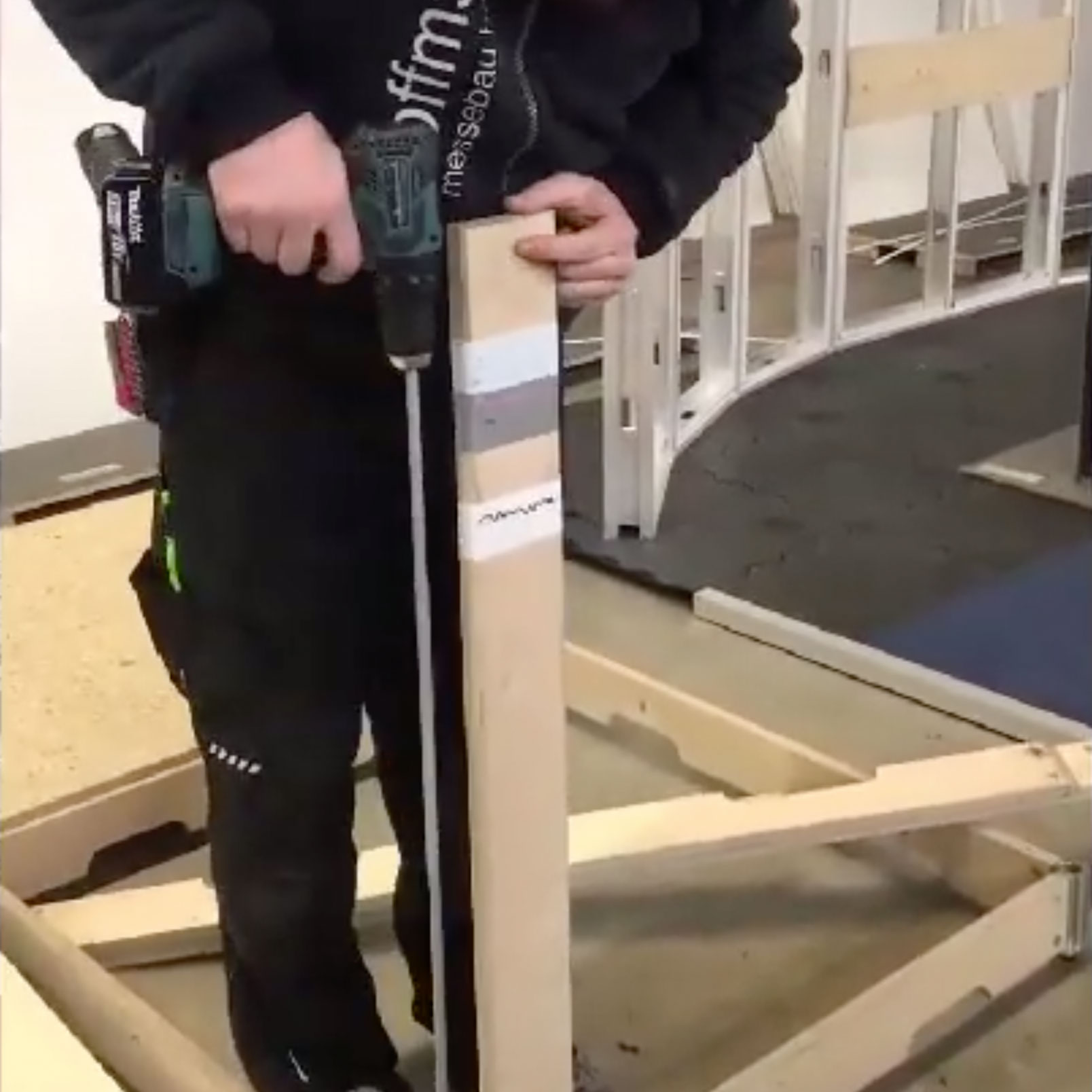 SpeedFloor Pro: Doppelboden für Messestände, nivellieren